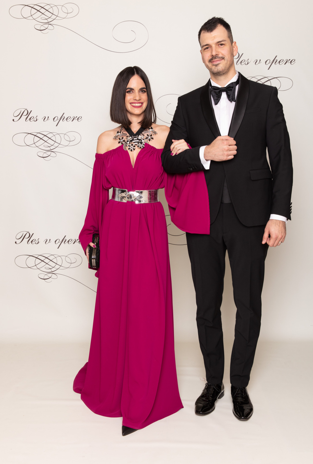 Šperkárka Petra Tóth v šatách od Andrey Pojezdálovej a jej partner Martin Sloboda.