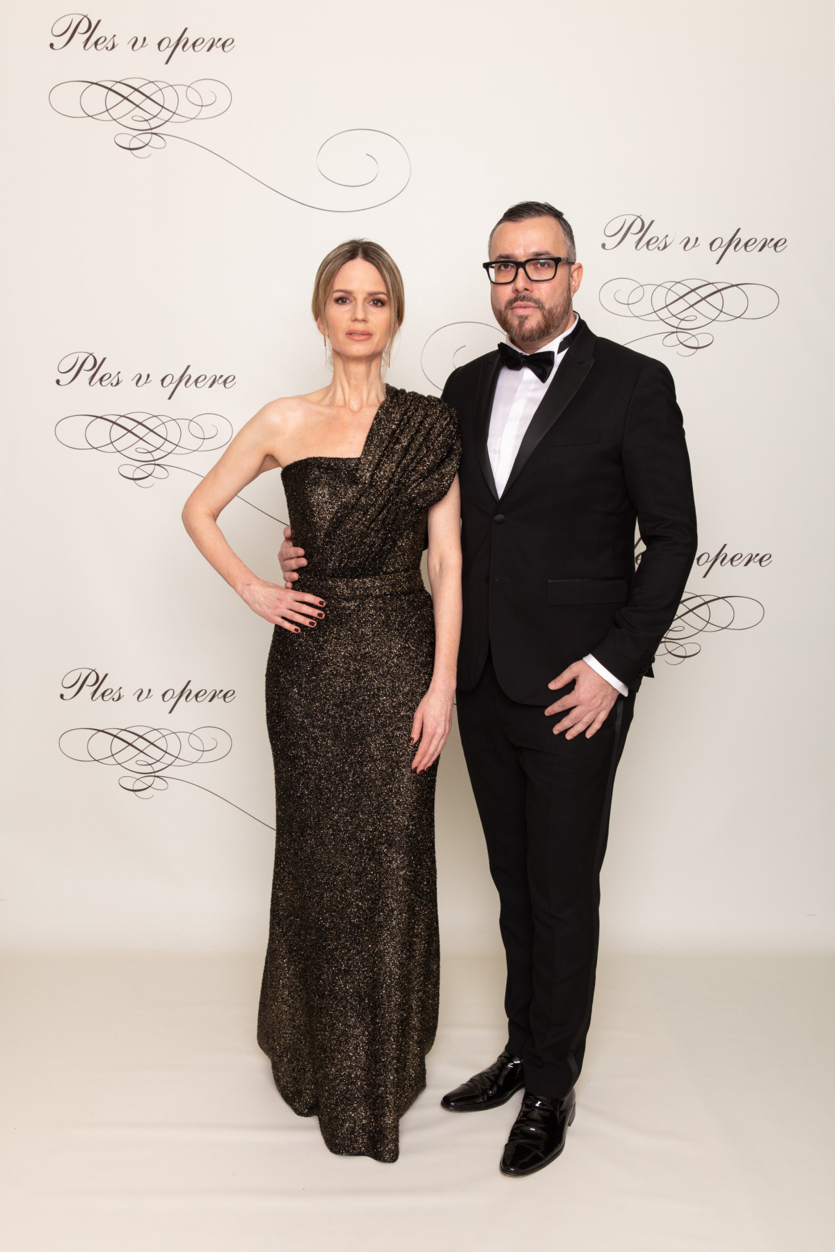 Štylistka Zuzana Kanisová v šatách od Fera Mikloška a riaditeľ PR a marketingu televízie Markíza Michal Borec.