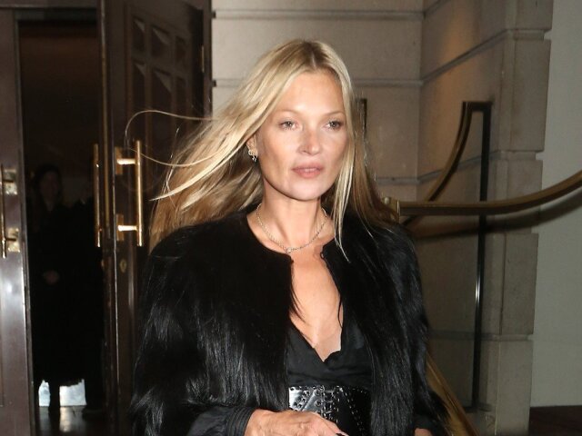 Britská modelka Kate Moss oslávila 45. narodeniny v centre Londýna v spoločnosti priateľov. Jej narodeninový "look" vyzerá takto.