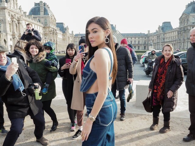 Modelka Madison Beer na prehliadke pánskej kolekcie Off-White (sezóna jeseň-zima 2019) v Paríži. 