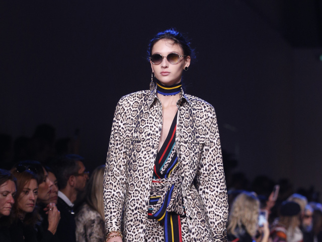 Modelka od hlavy po päty oblečená do zvieracieho vzoru na prehliadke Elie Saab Jar/Leto 2019 v Paríži.