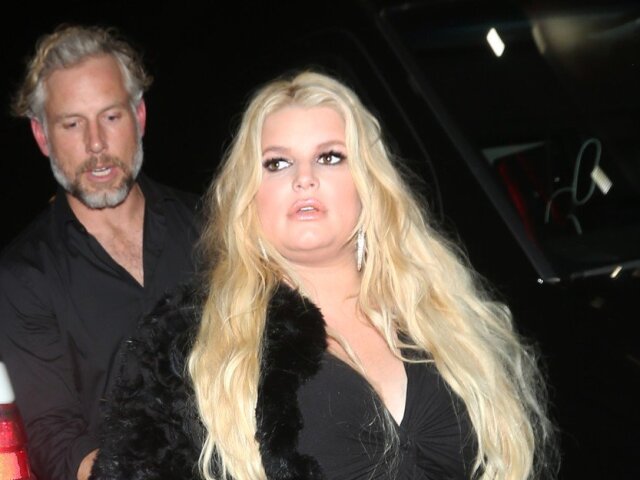 Speváčka a herečka Jessica Simpson a jej manžel Eric Johnson odchádzajú z podniku The Roxy.