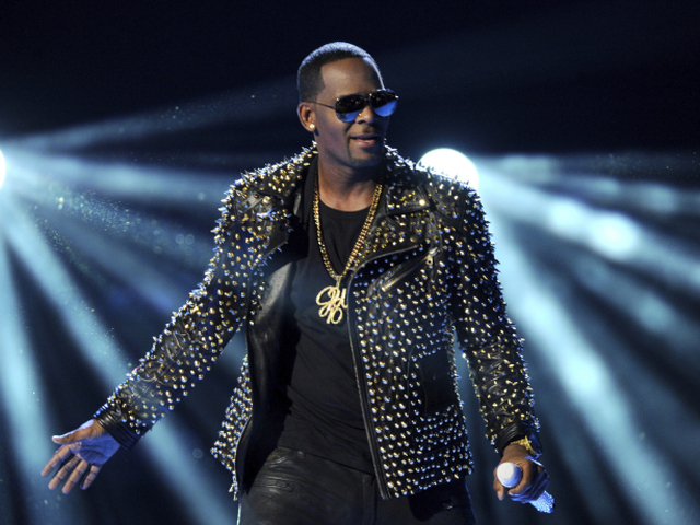 Spevák R. Kelly na archívnom zábere z vyhlásenia cien BET Awards.
