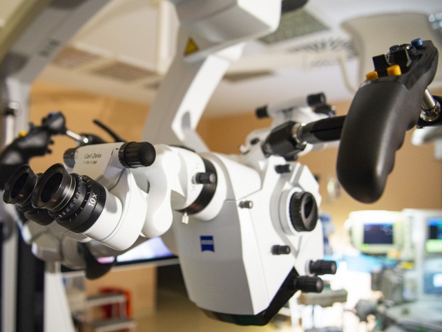 SR Bratislava NÚDCH spinálne centrum mikroskop