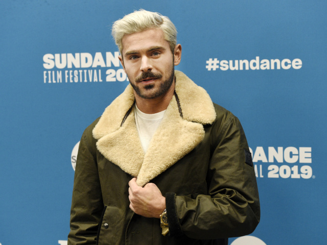 Herec Zac Efron predviedol na festivale Sundance novú blond hrivu. 