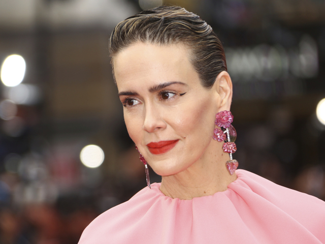 Herečka Sarah Paulson a jej výrazné farebné náušnice na filmovej premiére. 