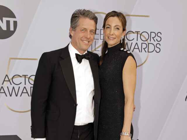 Herec Hugh Grant a jeho manželka Anna Elisabet Eberstein.
