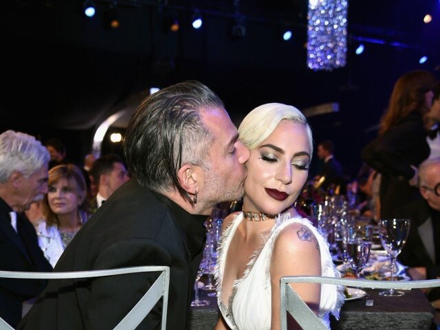 Speváčka Lady Gaga a jej snúbenec Christian Carino na zábere z ceremoniálu Screen Actors Guild Awards.