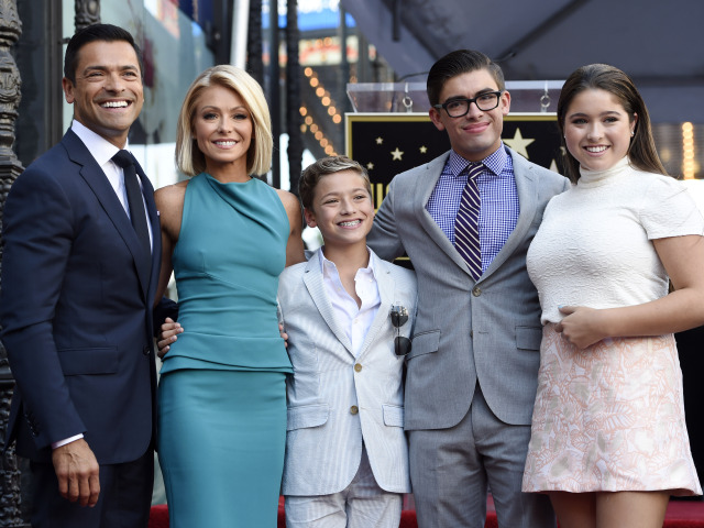 Televízna osobnosť Kelly Ripa a jej manžel Mark Consuelos na snímke s ich deťmi - zľava: Joaquin, Michael a Lola.