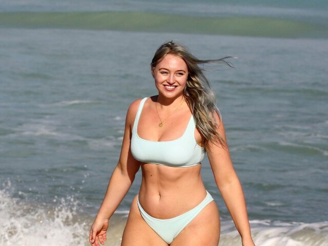 Modelka Iskra Lawrence sa predviedla na pláži v Miami.