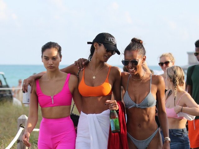 Zľava: Topmodelky Shanina Shaik, Lais Ribeiro a Jasmine Tookes spoločne oslavovali Tookesovej narodeniny na pláži v Miami. 