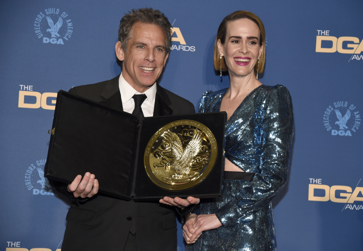 Herečka Sarah Paulson odovzdala cenu hercovi a režisérovi Benovi Stillerovi, ktorý si ju odniesol za seriál Escape at Dannemora.