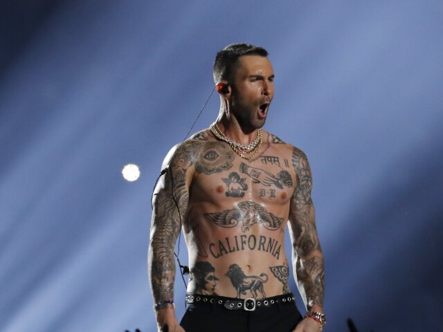 Počas záverečnej skladby Move like Jagger sa spevák Adam Levine z Maroon 5 vyzliekol do pol pása.