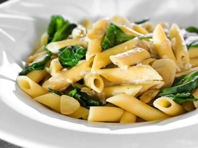 penne, špenát, cestoviny, bazalka