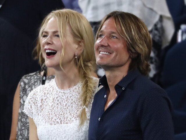 Herečka Nicole Kidman v bielych šatách Christian Dior a jej manžel Keith Urban.