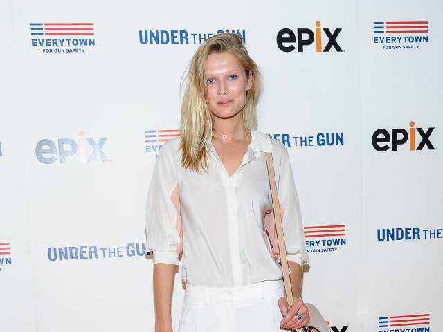 Modelka Toni Garrn na archívnom zábere z premiéry Under The Gun.