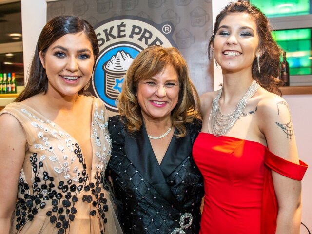 Speváčky Celeste Buckingham (vľavo), Carmel Paradise (vpravo) a ich mama Zarin Buckingham. 