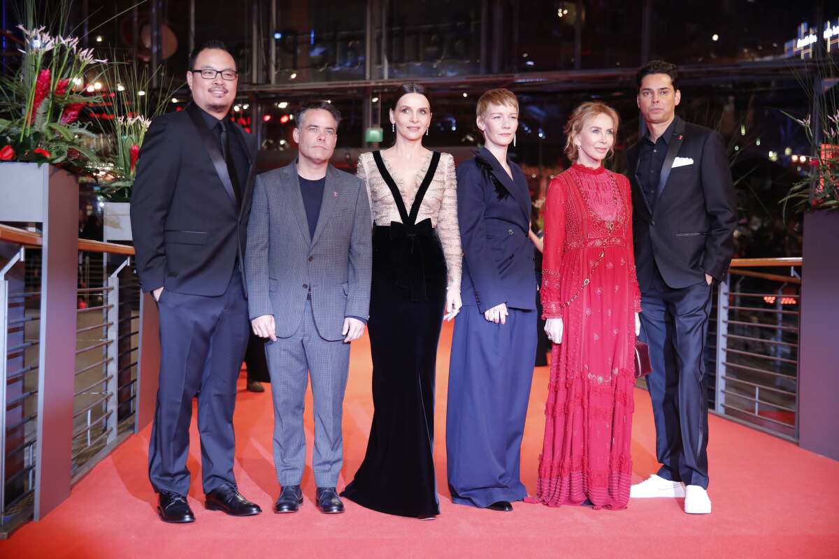 Členovia medzinárodnej poroty festivalu Berlinale: zľava - Justin Chang, Rajendra Roy, Juliette Binoche, Sandra Hueller, Trudie Styler a Rajendra Roy.