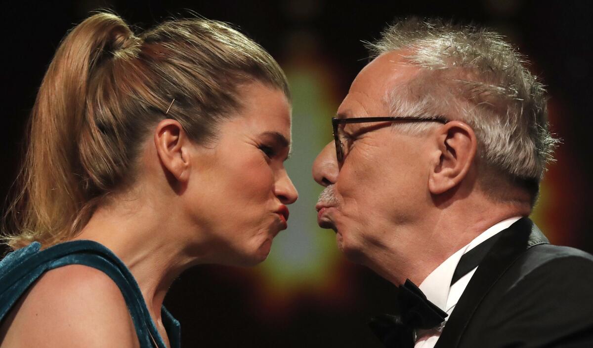 Moderátorka Anke Angelke a riaditeľ festivalu Berlinale Dieter Kosslick.