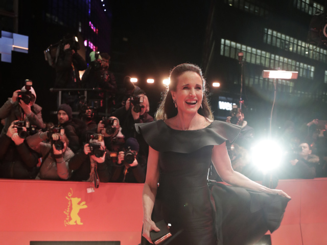 Herečka Andie MacDowell na filmovej premiére v Berlíne počas festivalu Berlinale. 