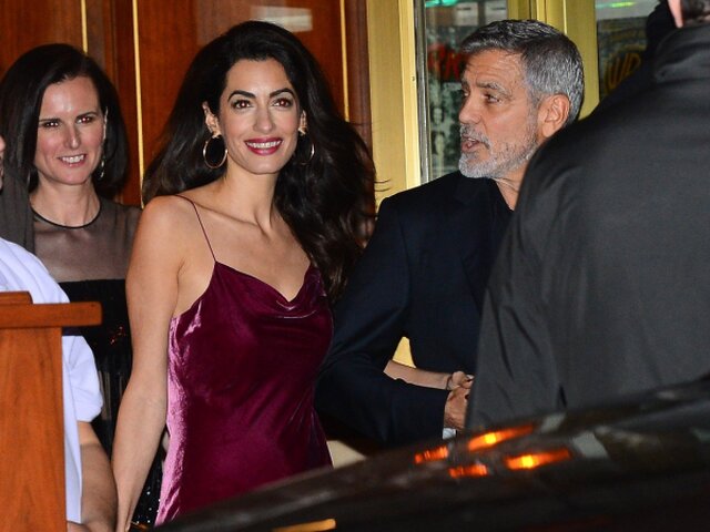 Právnička Amal Clooney a jej manžel George Clooney odchádzajú z narodeninovej párty herečky Jennifer Anistonovej. 