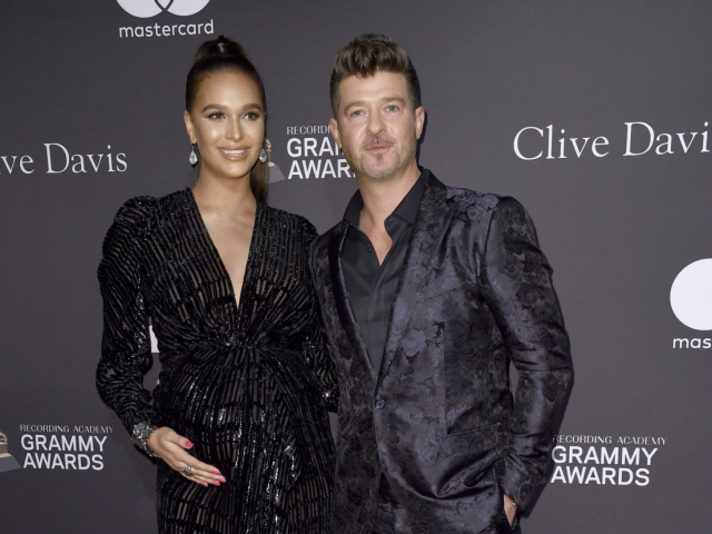 Spevák Robin Thicke a jeho tehotná snúbenica April Love Geary.
