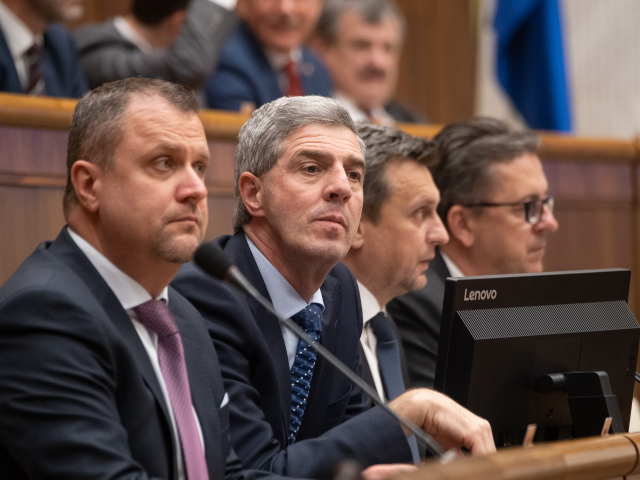 parlament, verejne hlasovanie, Hrnciar, bugar,