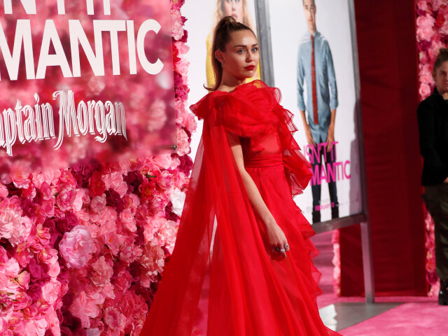 Speváčka a herečka Miley Cyrus na premiére komédie Isn't It Romantic.