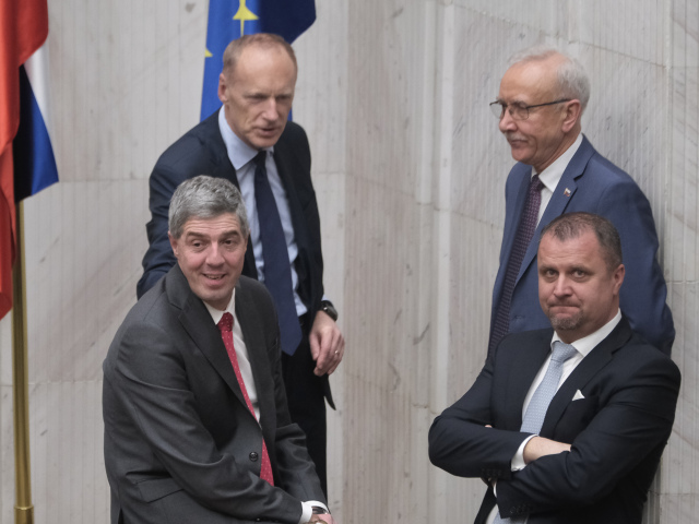parlament, odlozene verejne hlasovanie,  Bugar, Zelnik, Bernatak
