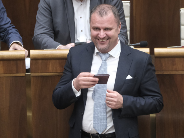 parlament, odlozene verejne hlasovanie,  Hrnciar,