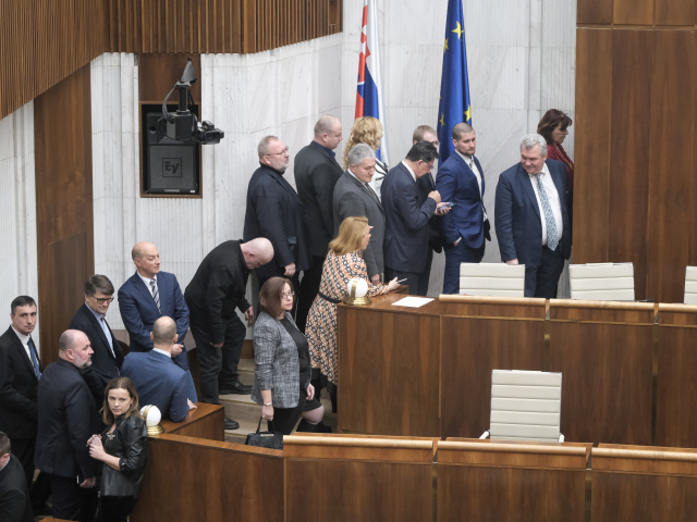 parlament, odlozene verejne hlasovanie,
