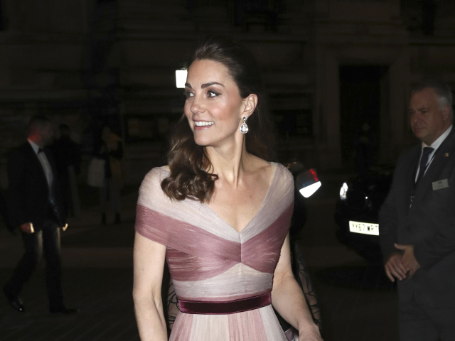 Vojvodkyňa Kate z Cambridge, patrónka filantropických aktivít organizácie 100 Women in Finance prichádza na galavečeru v kreácii Gucci.