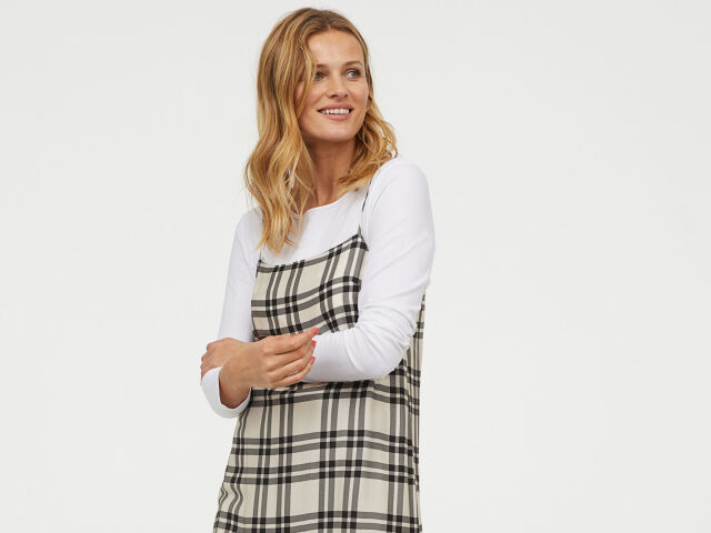 Viskózové šaty s károvaným vzorom H&M, predávajú sa za 44,99 eura.