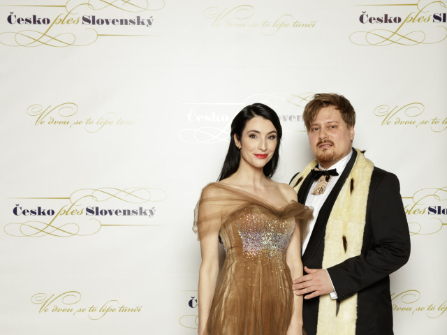 Lucia Hablovičová a jej kamarát - dizajnér Boris Hanečka, ktorý zhotovil aj jej šaty. 