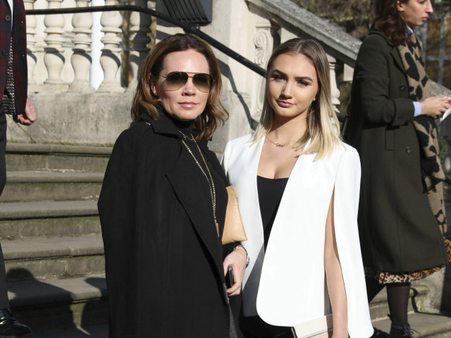 Sestra dizajnérky Victorie Beckhamovej Louise Adams (vľavo) a jej dcéra Tallulah pred prehliadkou značky Victoria Beckham v Londýne.