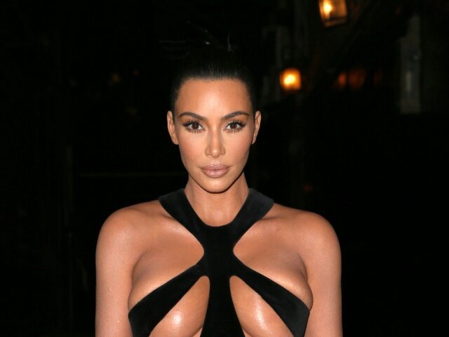 Televízna celebrita Kim Kardashian West v šatách Mugler.