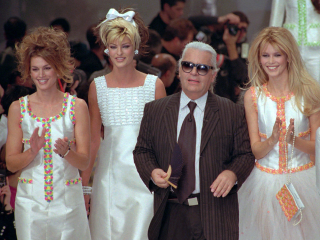 Dizajnér Karl Lagerfeld a topmodelky (zľava) Cindy Crawford, Linda Evangelista a Claudia Schiffer 