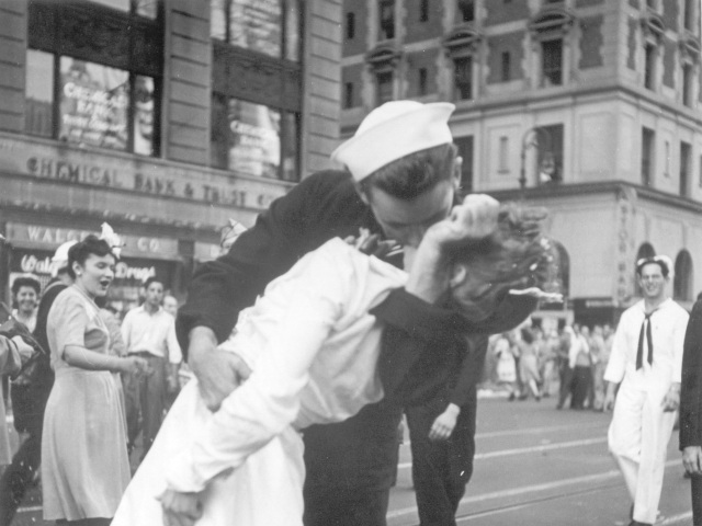USA  vojna námorník bozk úmrtie times square George Mendonsa Greta Friedmanová