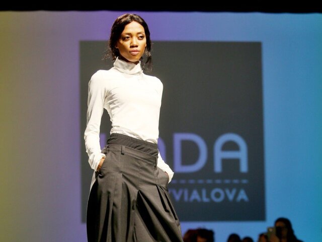 Modelka v kreácii od Lady Vyvialovej.