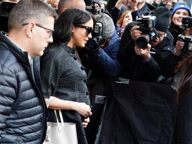 Vojvodkyňa Meghan odchádza z hotelu na Manhattane. V sprievode ochranky a všadeprítomných paparazzov.