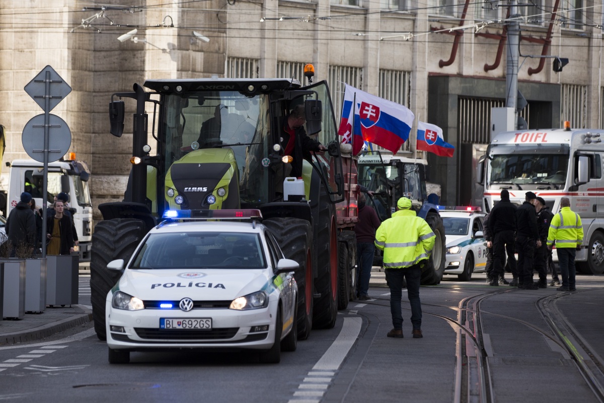 Bratislava Protest Farmári traktor polícia štúrova