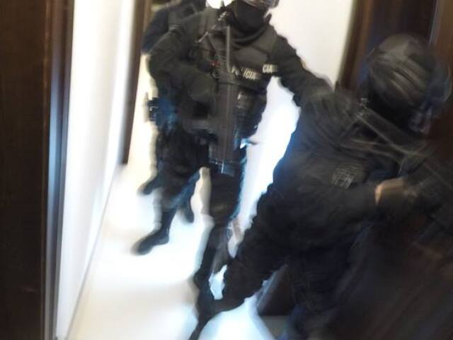 naka, polícia, zásah, kukláči