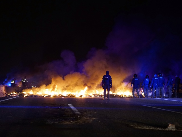 Španielsko Katalánsko separatisti protest cesta blokáda oheň