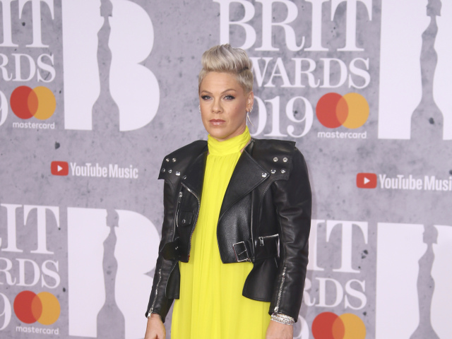 Speváčka Pink pózuje počas príchodu na odovzdávanie britských hudobných cien Brit Awards 2019 v šatách značky Cushnie.