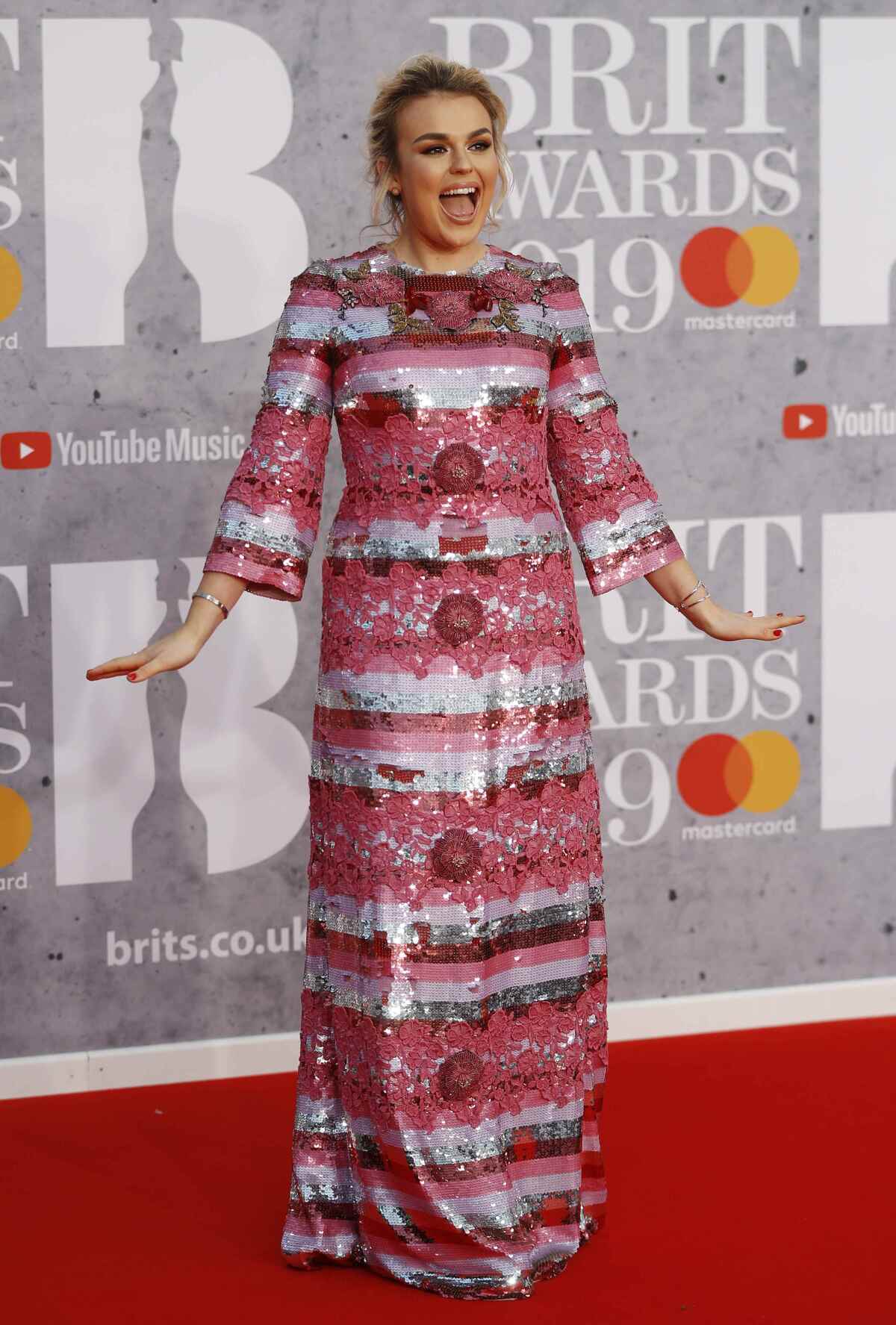 Britská hviezdička Tallia Storm v kreácii Dolce & Gabbana. 