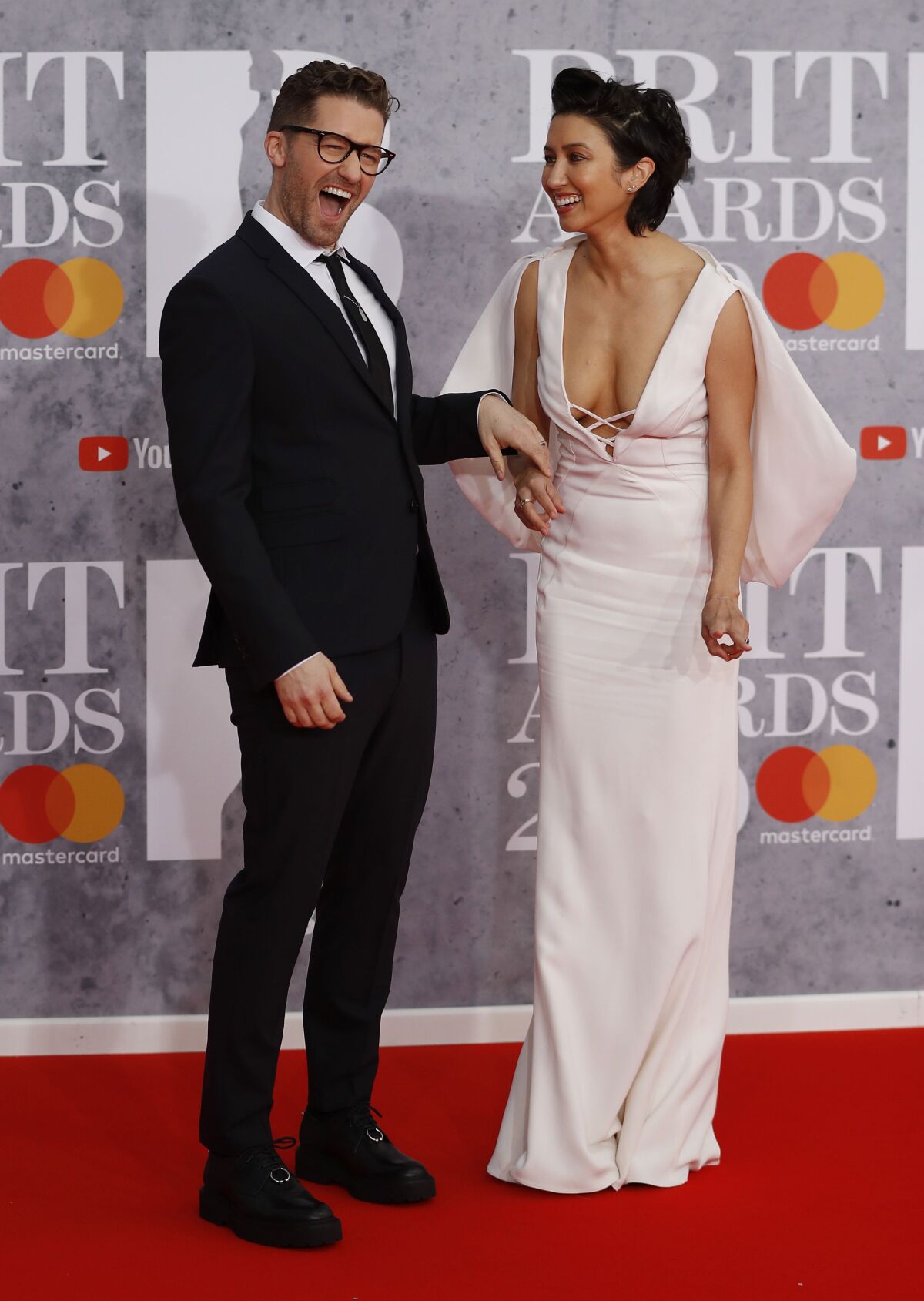 Renee Puente a Matthew Morrison si takto zalaškovali na cenách Brit Awards.