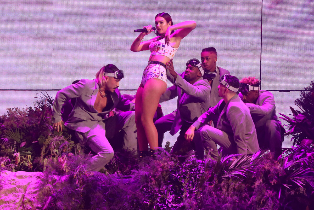 Speváčka Dua Lipa počas vystúpenia na Brit Awards.