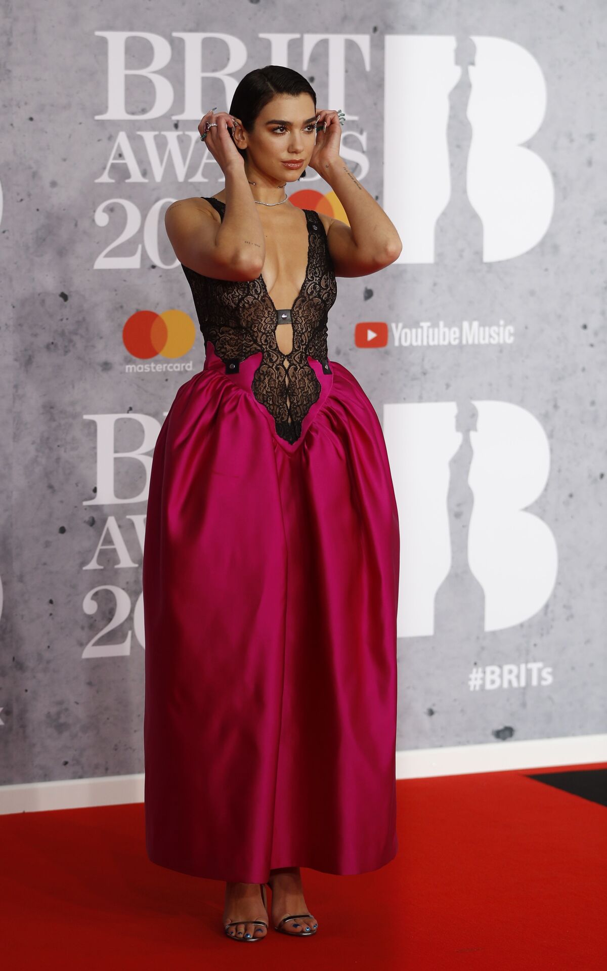 Speváčka Dua Lipa prišla v kreácii Christopher Kane, v šatách priamo z móla, ktoré prezentovali deň pred konaním Brit Awards.