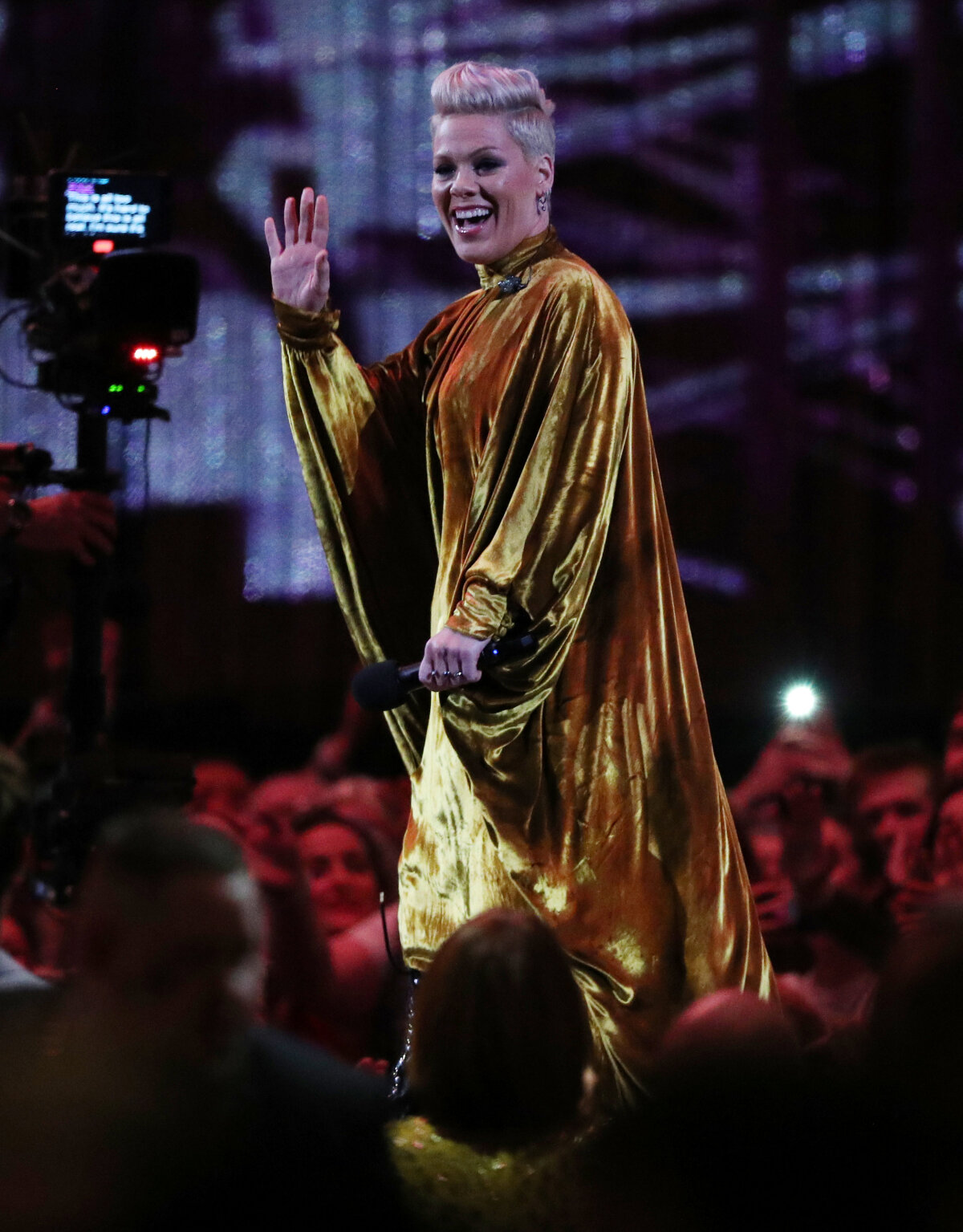 Speváčka Pink si odnášala cenu Outstanding Contribution.