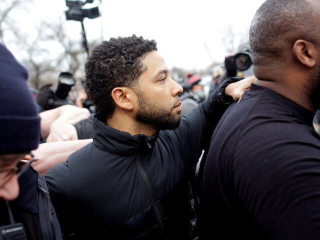 Herec Jussie Smollett po zaplatení kaucie podchádza z nápravného zariadenia v Chicago. 